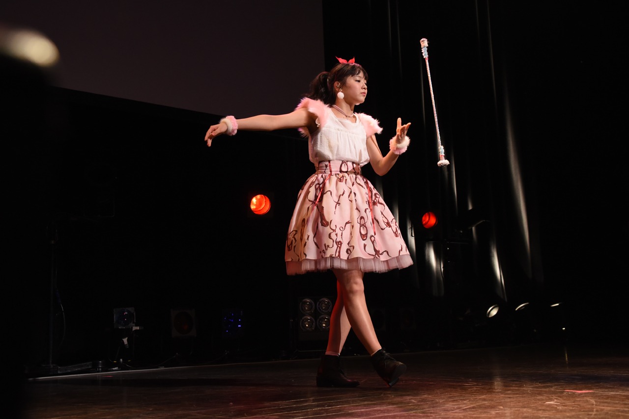 バトンを披露する中山莉子。