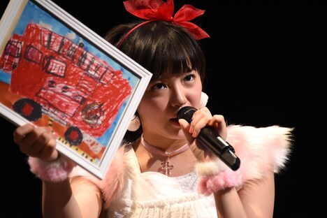 幼少期に描いた絵について説明する中山莉子。