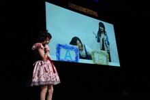 「私はファミリーを騙せるか、ファミリーは私を見抜けるかのコーナー」で、小林歌穂が出演するVTRを見守る中山莉子。