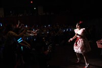 客席にサイン入りのボールを投げる中山莉子。