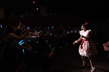 客席にサイン入りのボールを投げる中山莉子。