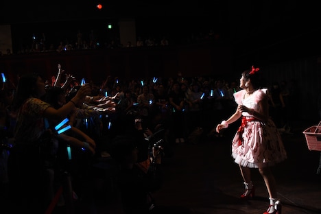 客席にサイン入りのボールを投げる中山莉子。