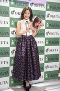 人気画像4位は「AKB48渡辺麻友、“プリン尻”多めの5年ぶり写真集は『新しい私がたくさん』」より、渡辺麻友(AKB48)。