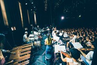 「蓮沼 X 執太」の様子。