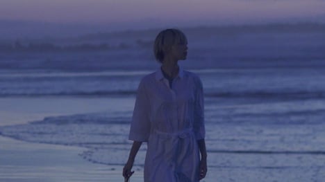 「Plein Soleil」ミュージックビデオのワンシーン。