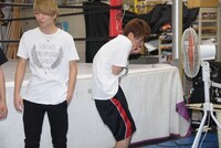 RYUJI（左）と怯えるMASAKI（右）。