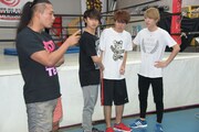 DISH//の3人を叱咤激励する彰人(左)。