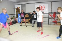 男色ディーノ（左）と対峙するDISH//と彰人。