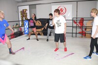 男色ディーノ（左）を挑発するMASAKI（右から2番目）。