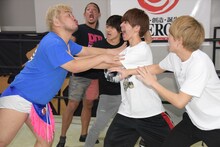 唇を奪おうとする男色ディーノ（左）に対峙するDISH//。