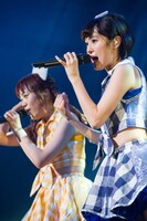 左から伊藤千由李、咲良菜緒。