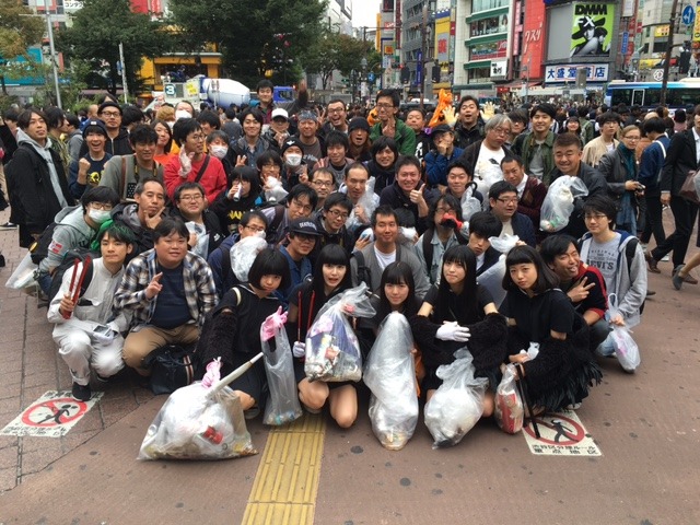 「ハロウィンゴミ拾いイベント」参加者と記念撮影するBELLRING少女ハート。（写真提供：AqbiRec）