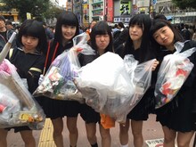 渋谷でゴミ拾いをしたBELLRING少女ハート。（写真提供：AqbiRec）