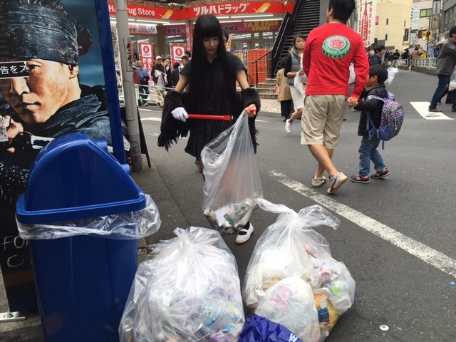 ゴミ拾いをする仮眠玲菜。（写真提供：AqbiRec）