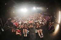 アンコールでステージ上から撮影された記念写真。（撮影：後藤壮太郎）