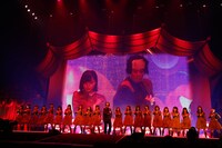 欅坂46と安村直樹アナウンサーのコラボの様子。（撮影：山内洋枝）