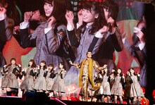 ピコ太郎と欅坂46のコラボの様子。（撮影：山内洋枝）