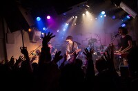 テスラは泣かない。のライブの様子。（Photo by Daisuke Sakai [eggman]）