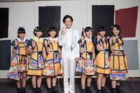 ばってん少女隊と山内惠介（中央）。（撮影：楢崎真也）