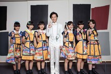 ばってん少女隊と山内惠介（中央）。（撮影：楢崎真也）