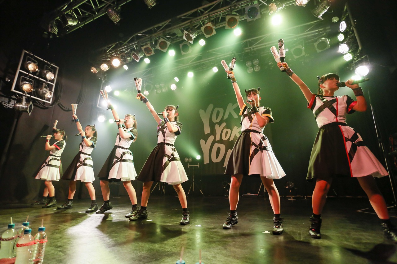 ばってん少女隊「10.29渡辺通り大会～ここからBEATば刻んでもよかよかよかSTATION～」の様子。（撮影：濱本英介）