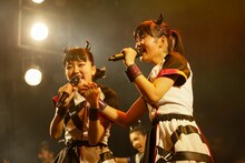 左から上田理子、西垣有彩。（撮影：濱本英介）