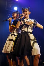 左から春乃きいな、瀬田さくら。（撮影：濱本英介）