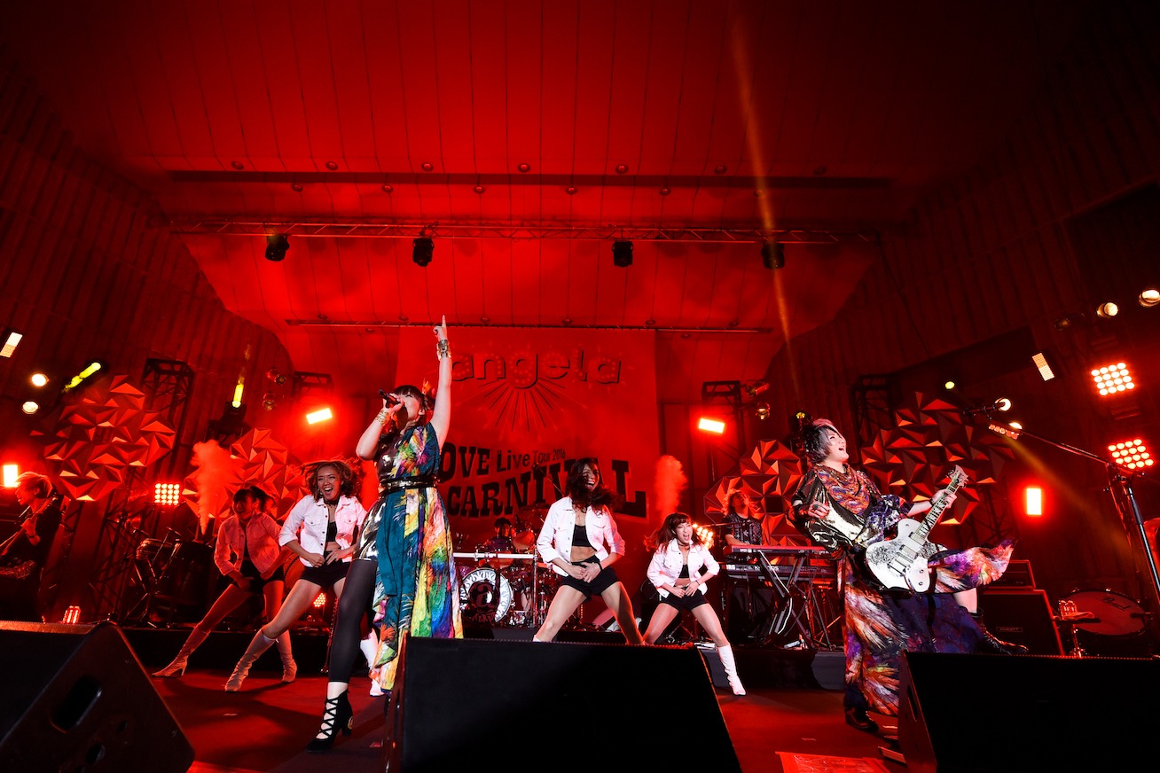 angela「LOVE & CARNIVAL」日比谷野外大音楽堂公演の様子。（撮影：釘野孝宏）