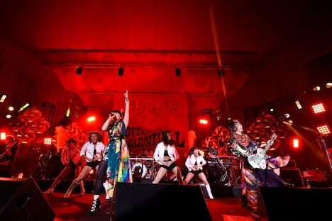 angela「LOVE & CARNIVAL」日比谷野外大音楽堂公演の様子。（撮影：釘野孝宏）