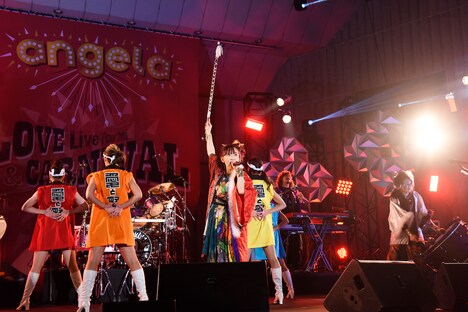 「騎士行進曲」をプレイするangela。（撮影：釘野孝宏）