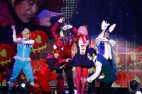 アルスマグナと朱鷺宮佐江（宮澤佐江 / 右から3番目）のコラボの様子。（撮影：山内洋枝）