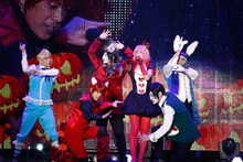 アルスマグナと朱鷺宮佐江（宮澤佐江 / 右から3番目）のコラボの様子。（撮影：山内洋枝）