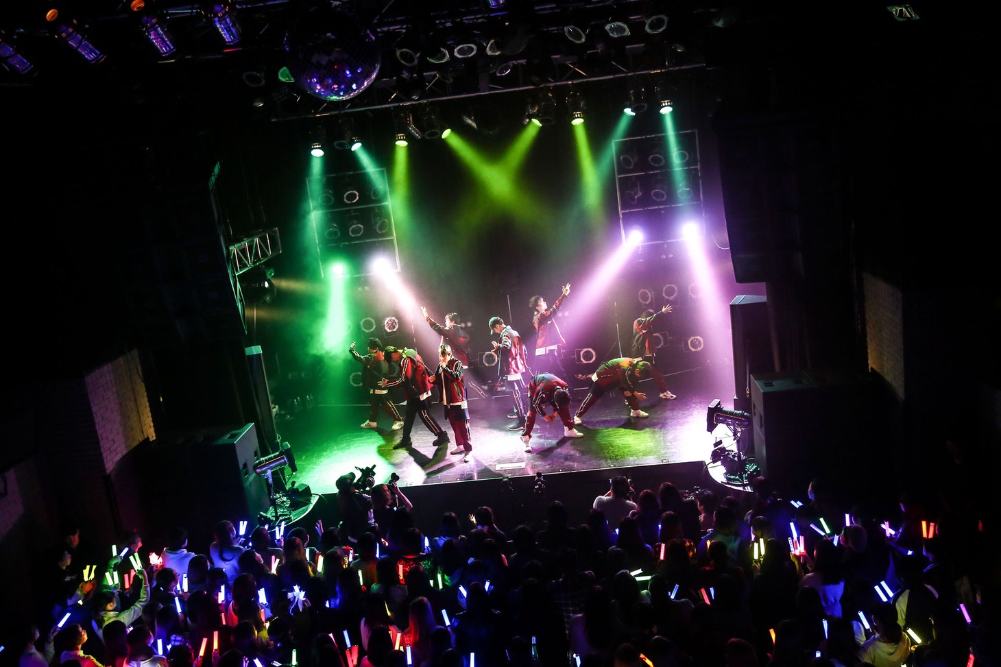 SUPER★DRAGONのライブの様子。（撮影：笹森健一）
