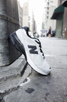 「M990v3」坂本龍一モデルのホワイト。