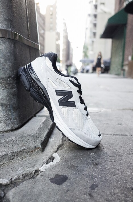 「M990v3」坂本龍一モデルのホワイト。