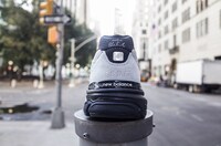 「M990v3」坂本龍一モデルのホワイト。