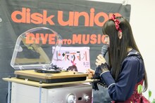 ION AUDIO・MAX LPで自身のアナログ7inch盤をスピンする上坂すみれ。