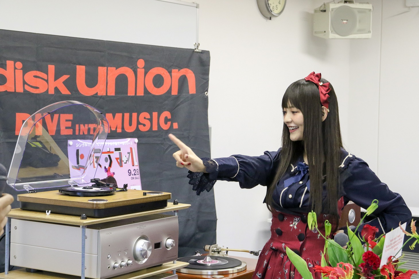 「テトリアシトリ」のリズムにあわせてダンスを披露する上坂すみれ。