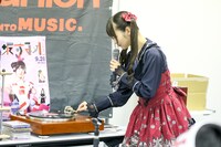 アナログ盤に慎重に針を落とす上坂すみれ。