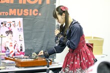 アナログ盤に慎重に針を落とす上坂すみれ。