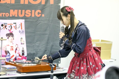アナログ盤に慎重に針を落とす上坂すみれ。