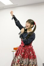 「Ура！」を三唱する上坂すみれ。