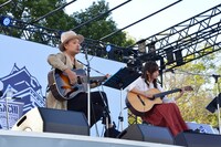 浜崎貴司と藤原さくら。(c) MICHIHARU BABA / AYAHA FUJII