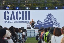 「浜崎貴司 集まれ！ オールクマモト GACHI スペシャル in 熊本城」の様子。(c) MICHIHARU BABA / AYAHA FUJII