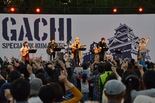 「浜崎貴司 集まれ！ オールクマモト GACHI スペシャル in 熊本城」の様子。(c) MICHIHARU BABA / AYAHA FUJII