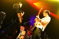 左からアベマコト（B, Cho）、下川リオ（Vo, G）。（撮影：新倉映見）