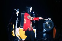 おかめを着け、扇子を持つサポートドラマーの菅大智（ゴールデンシルバーズ、電化アベジュリー、ex. ドレスコーズ）。（撮影：新倉映見）