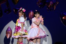 左から茜屋日海夏、田中美海。（写真提供：エイベックスピクチャーズ）