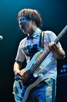 長谷川プリティ敬祐（B）（撮影：橋本塁［SOUND SHOOTER］）