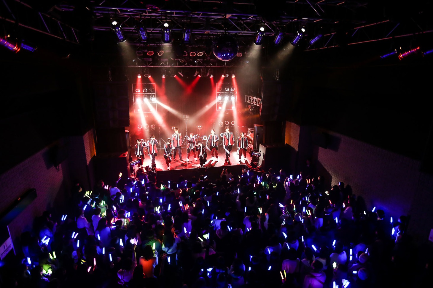 SUPER★DRAGONのライブの様子。（撮影：笹森健一）